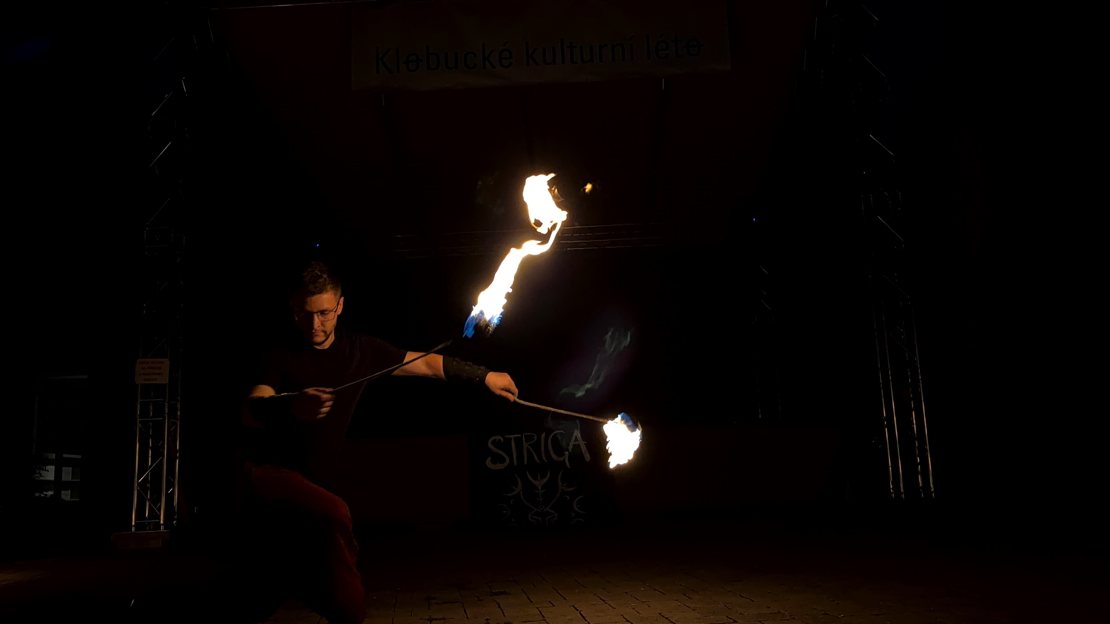 Matěj vystupující s ohnivými poi